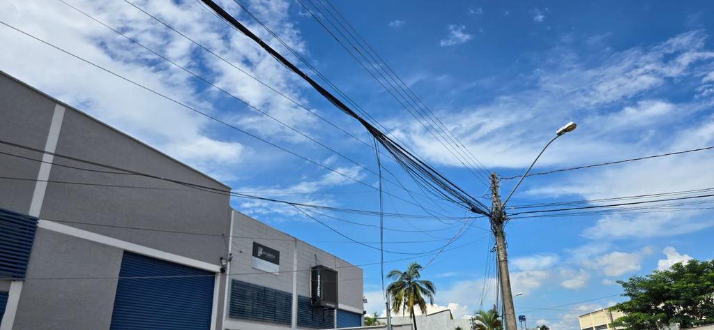 Prazo de 6 meses para empresas de telefonia e internet e a CPFL resolverem problemas de fios soltos em Barretos é estipulado pela prefeitura